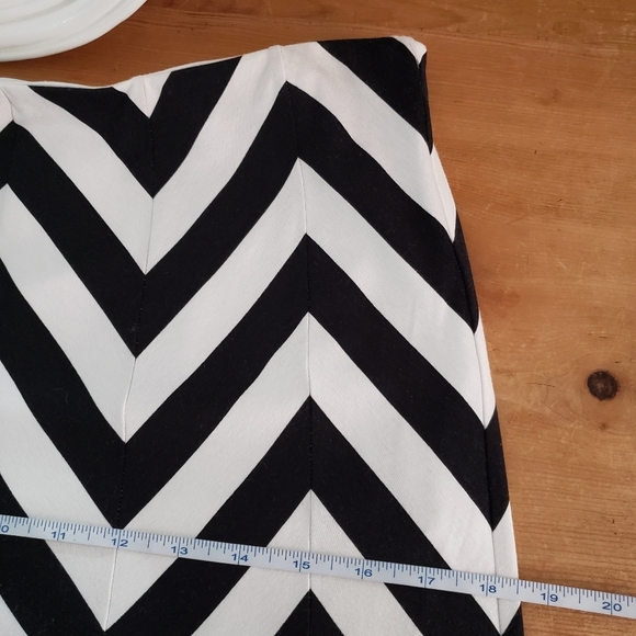 Joseph Ribkoff made in Canada Black White Chevron Tulip Skirt Elastic Waist, 10 - Picture 6 of 13